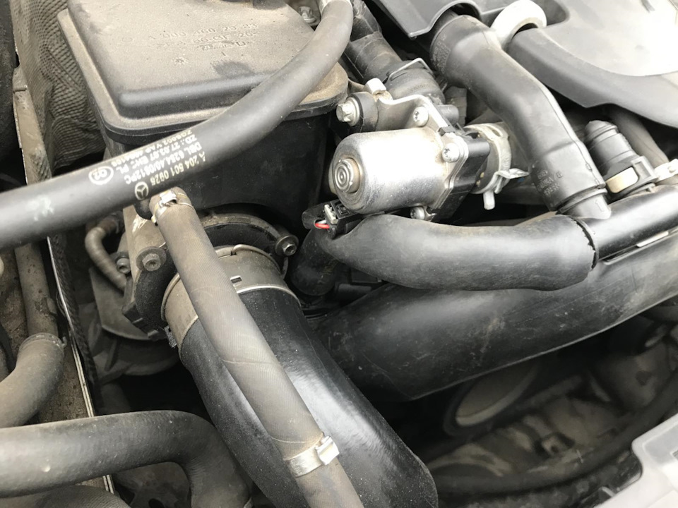 Заміна патрубка впускної системи MB W204 A 2710902029 2
