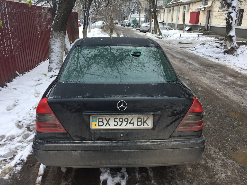 Розбили заднє скло( 1