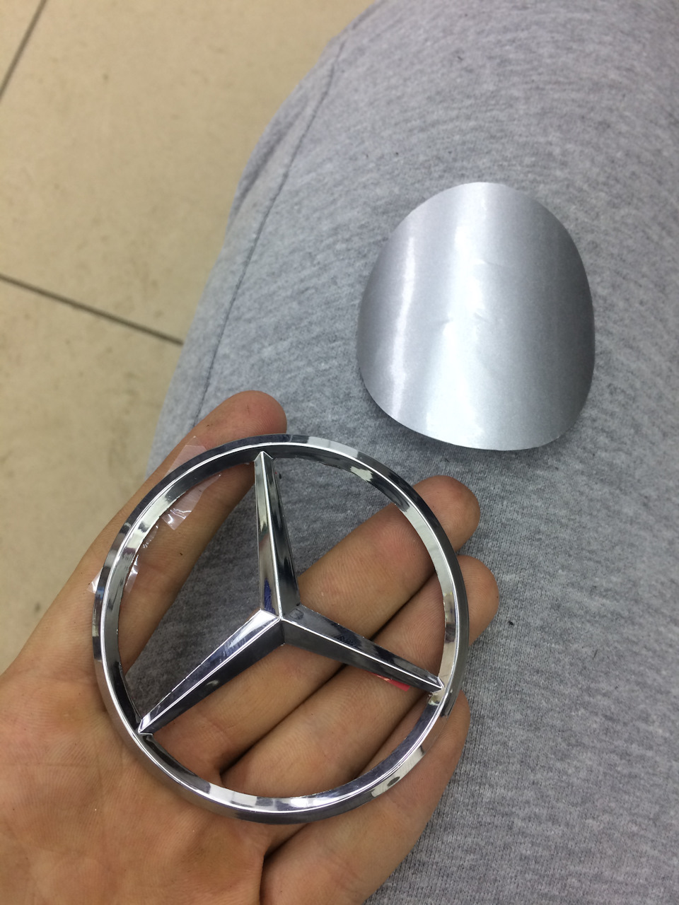 Установка значка Mercedes 4