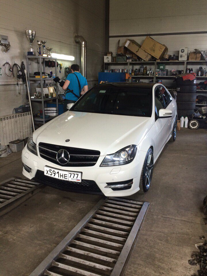 Губа w204 в чорний глянець 1