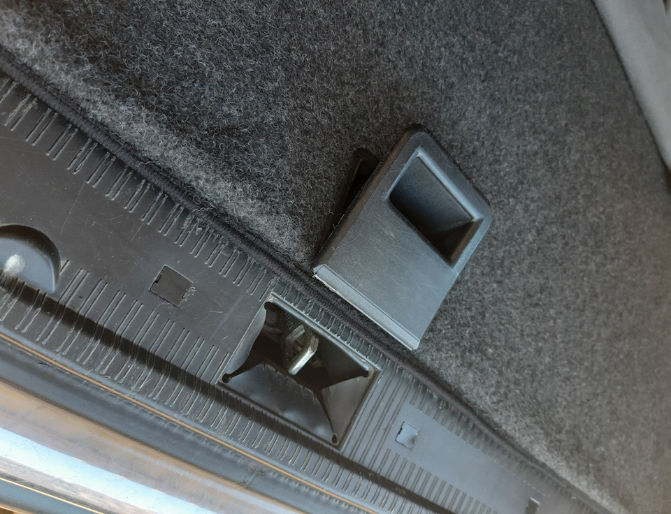 Ручка для твердого килимка багажника A 208 684 01 35 7c45 2