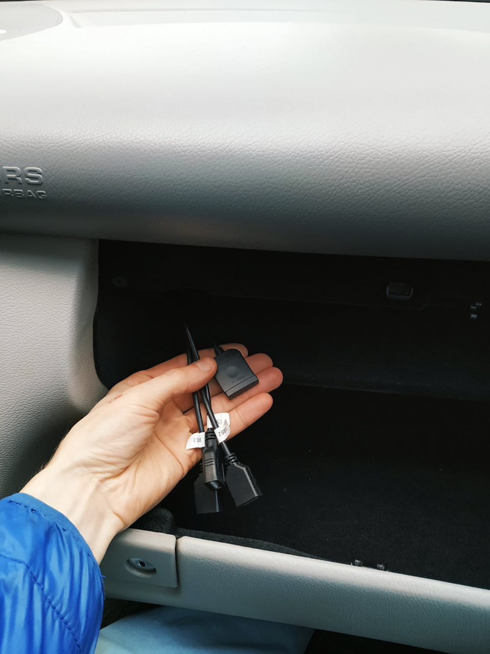 Куди сховав USB роз'єм + слот під цим карту 4