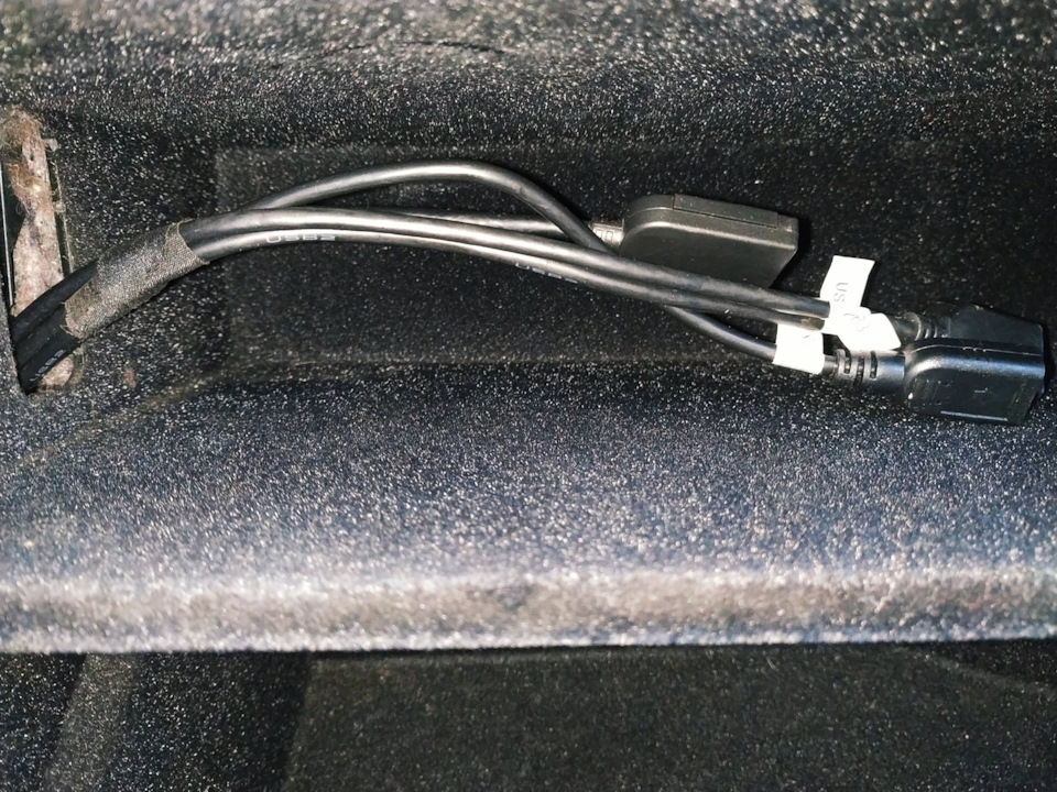 Куди сховав USB роз'єм + слот під цим карту 1