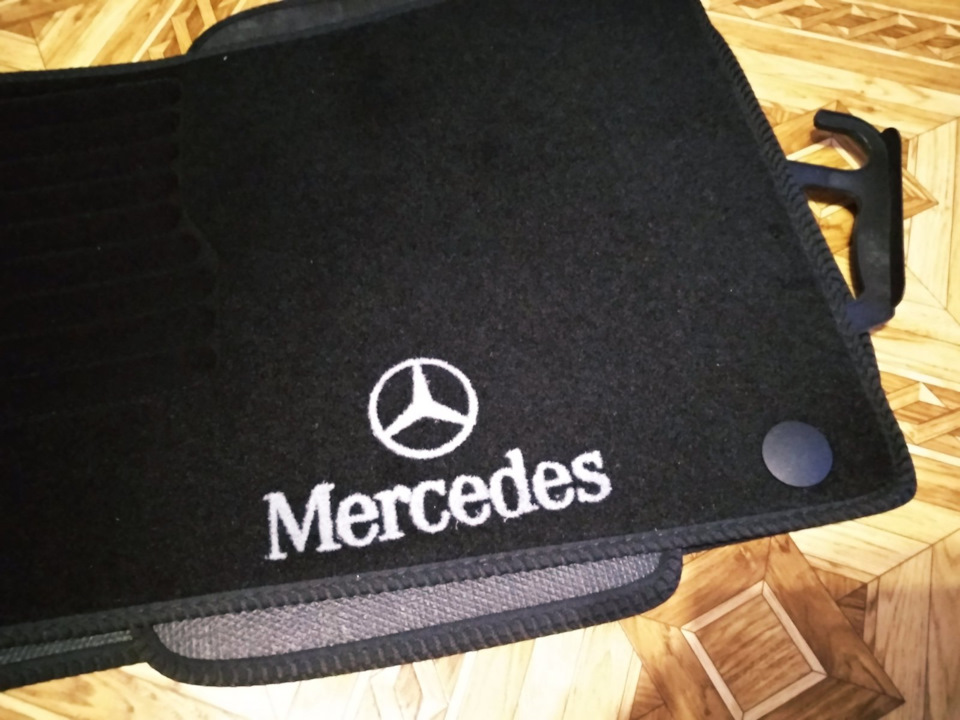 Мурочка отримала нові килимки MERCEDES 3