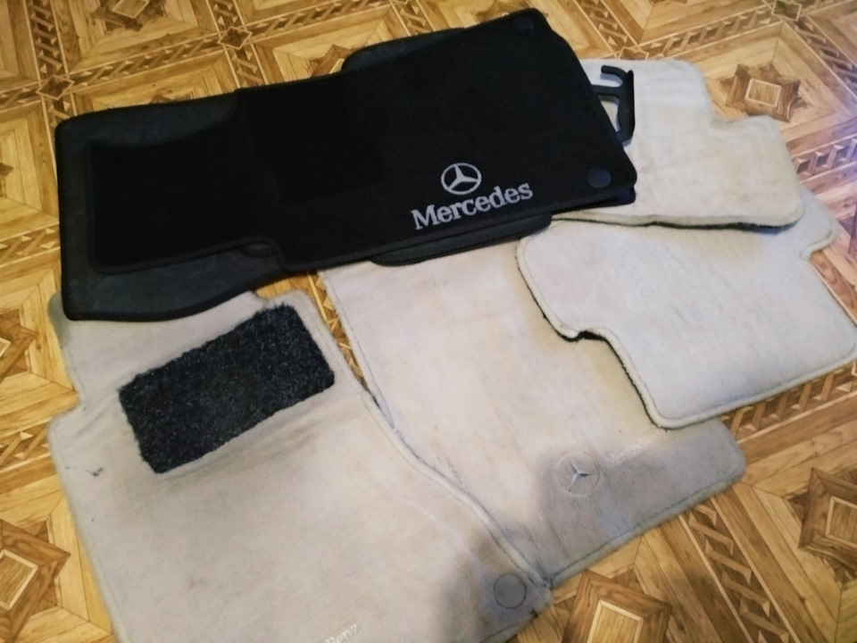 Мурочка отримала нові килимки MERCEDES 4