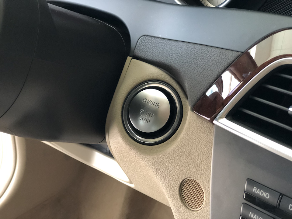 Дрібниця, а приємно. Кнопка Keyless-Go, Наклейка на лобове. 2