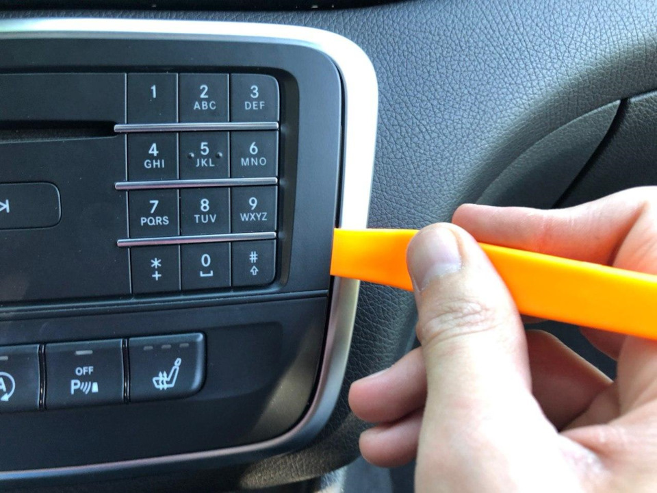 Дістаємо застряглий диск (ні) з Mercedes Comand 4