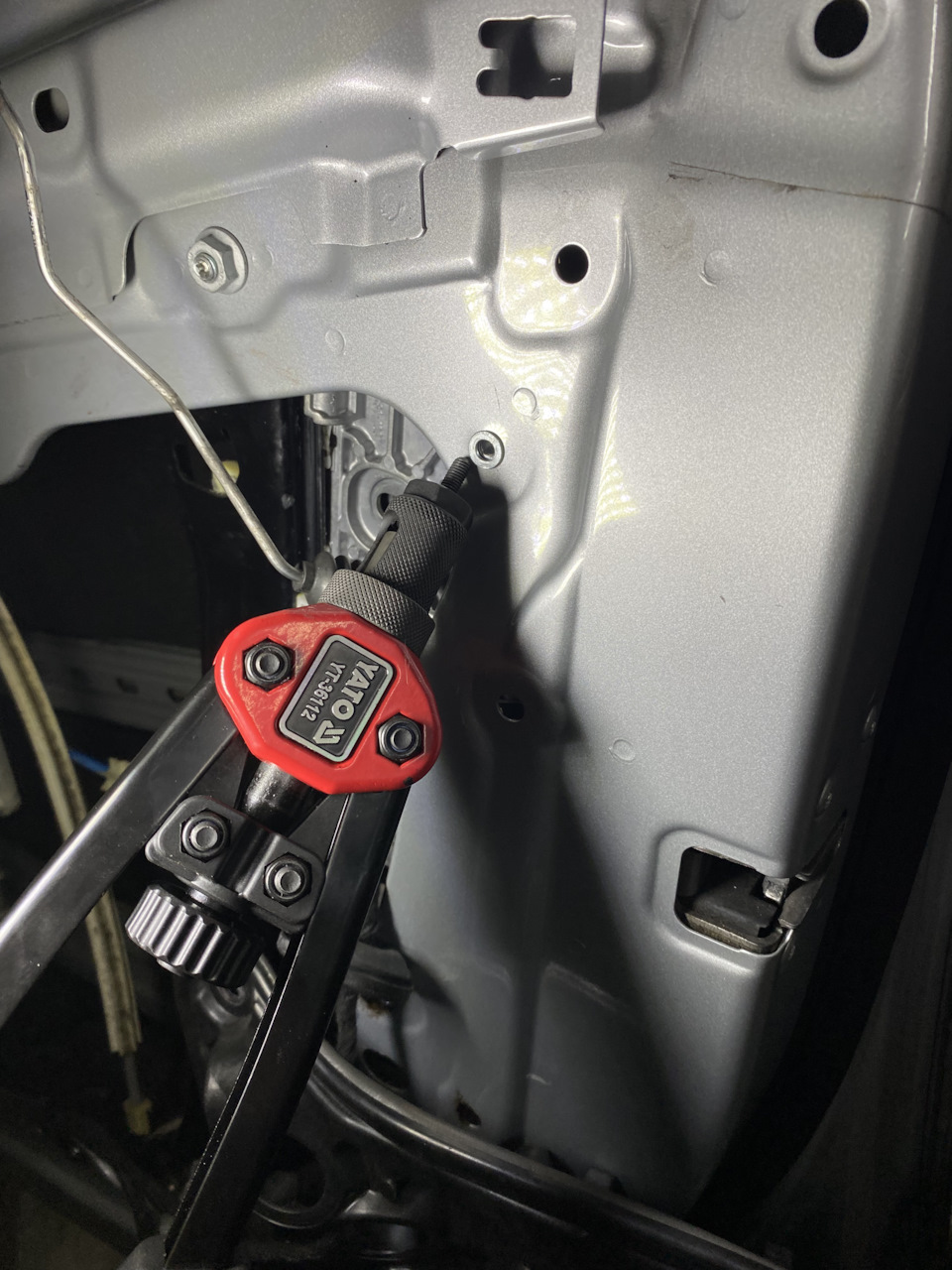 Висвердлювання Заклепок дверей CLA250 2