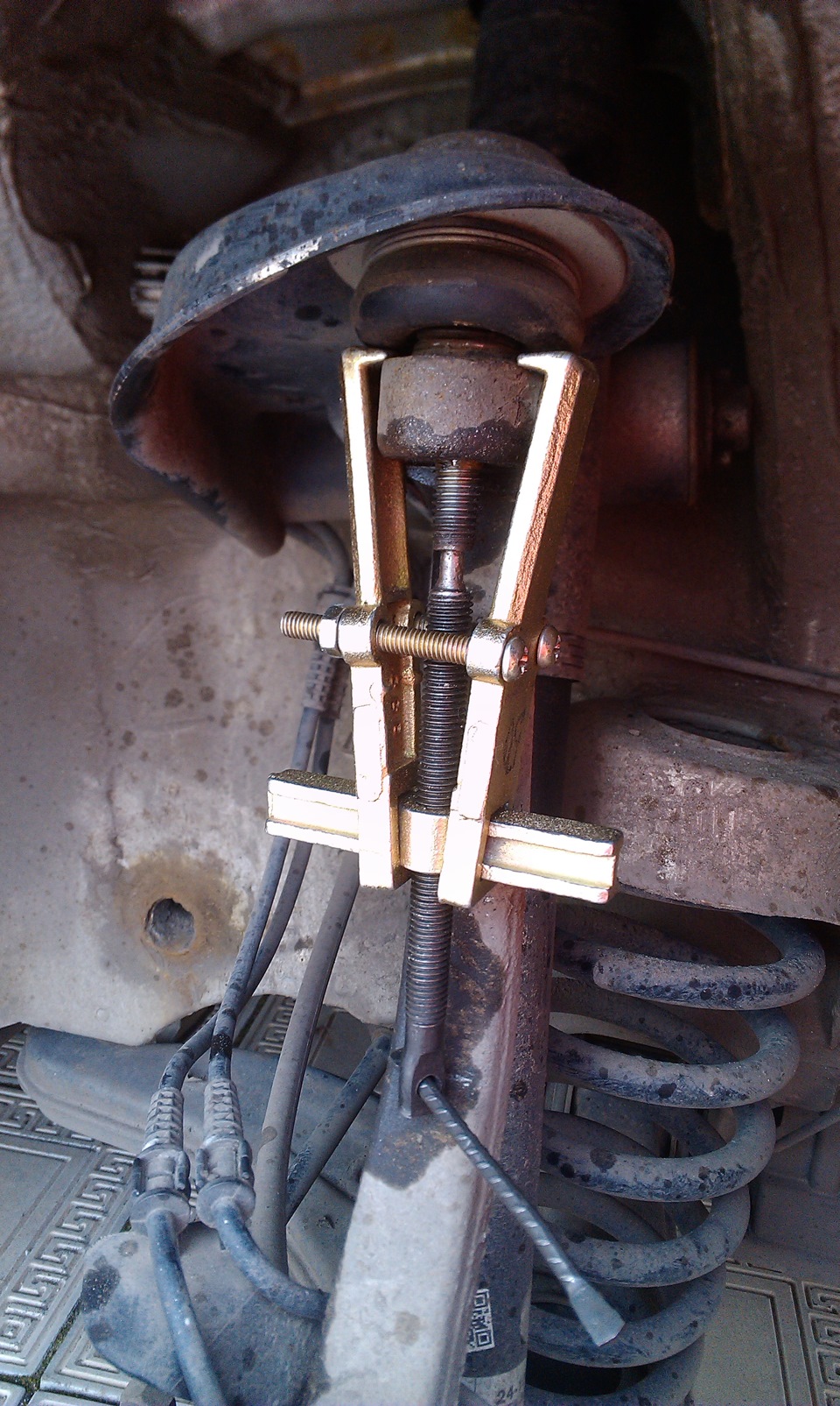 Заміна верхнього важеля з пасажирського боку 5