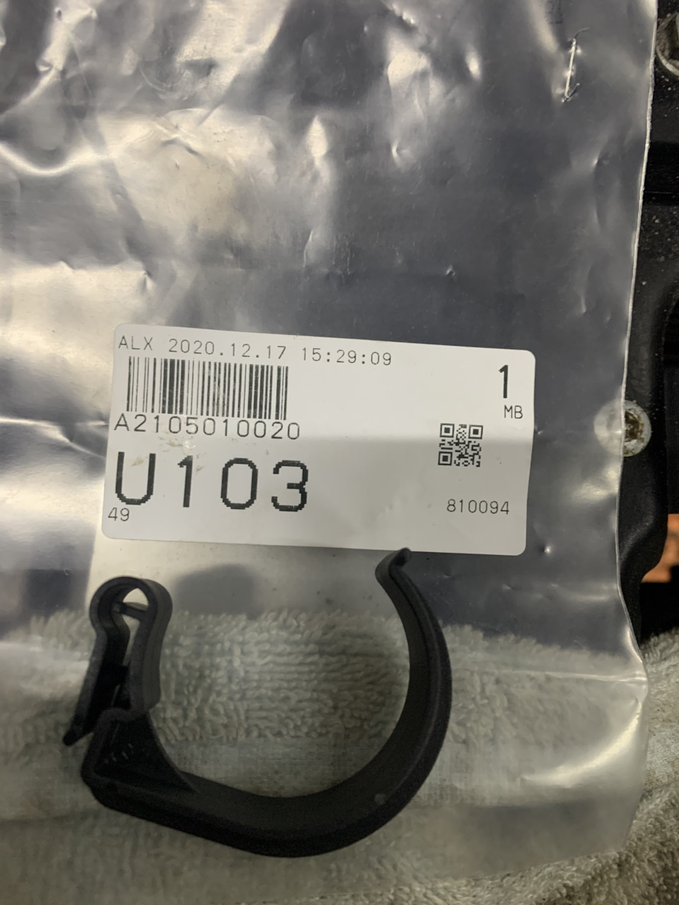 А 2105010020 Mercedes cls500 w219 дуже рідкісний тримач патрубка на м113 2