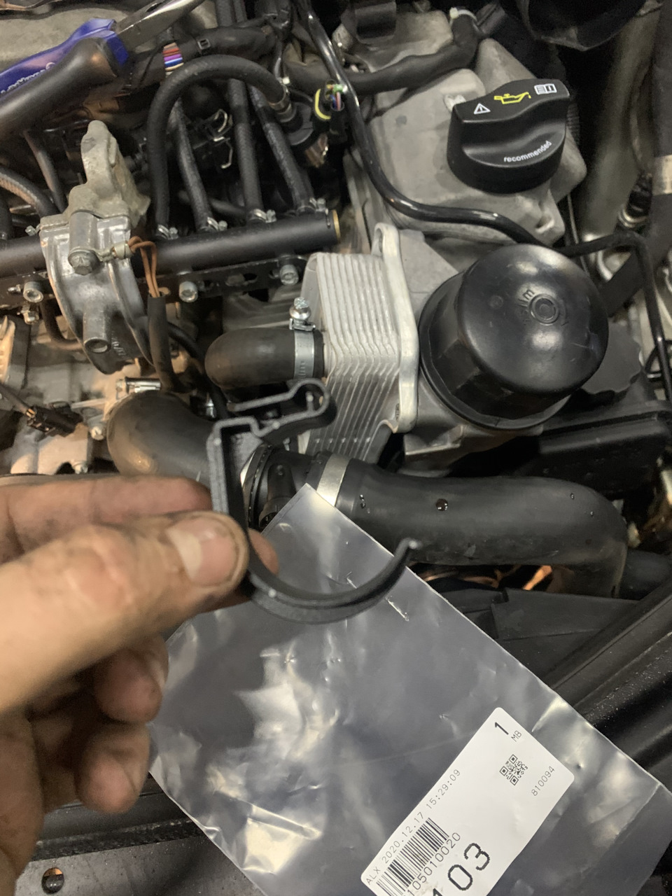 А 2105010020 Mercedes cls500 w219 дуже рідкісний тримач патрубка на м113 1