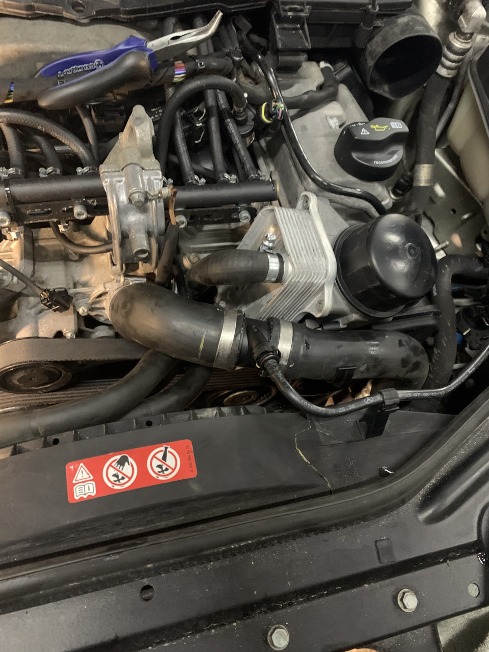 А 2105010020 Mercedes cls500 w219 дуже рідкісний тримач патрубка на м113 4