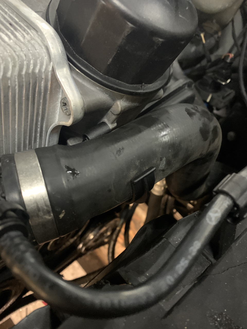 А 2105010020 Mercedes cls500 w219 дуже рідкісний тримач патрубка на м113 3