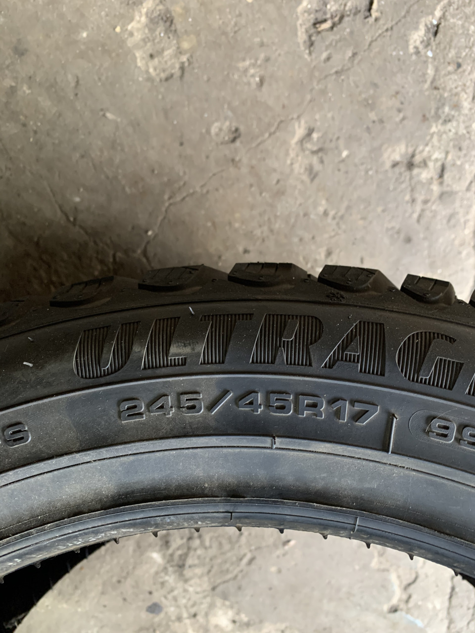 Mercedes cls500 w219 зимова гума Goodyear ultragrip 245/45r17 4