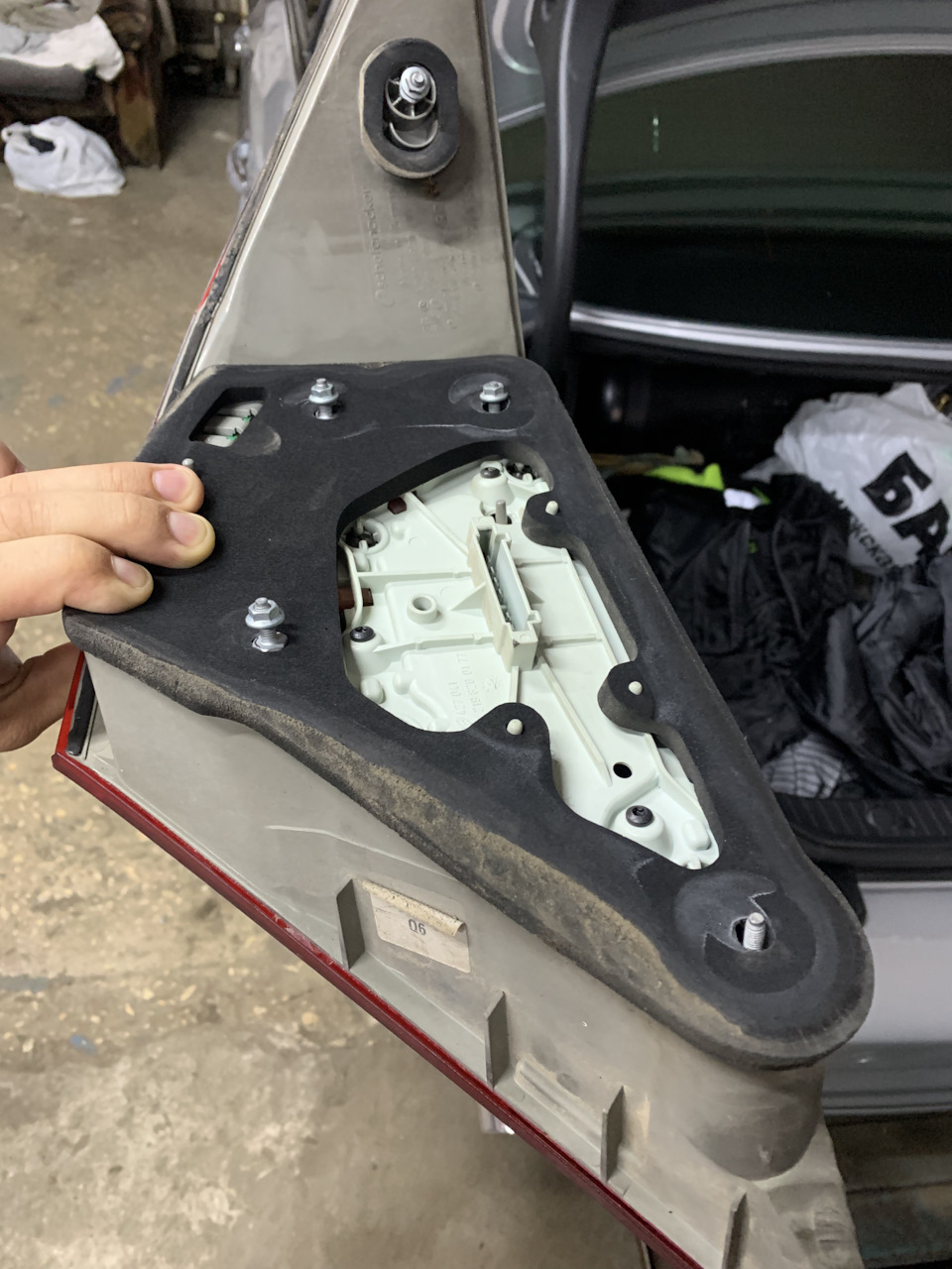 Mercedes w219 заміна заднього ліхтаря А2198200164 4