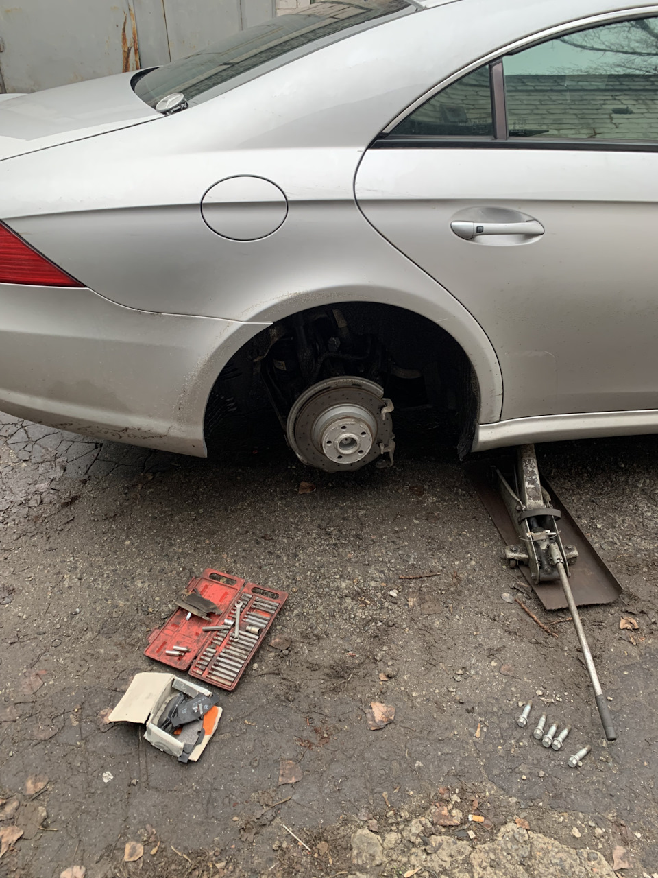 W219 CLS колодки задні A0044204420 та зимова гума 3