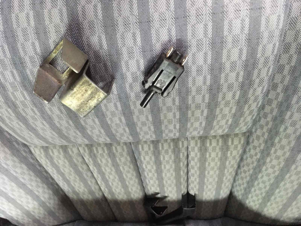 Кронштейн кінцевика капота 1