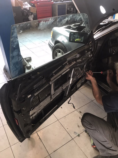 Ремонт склопідйомника, або що у нас спільного з родстером SL R129 2