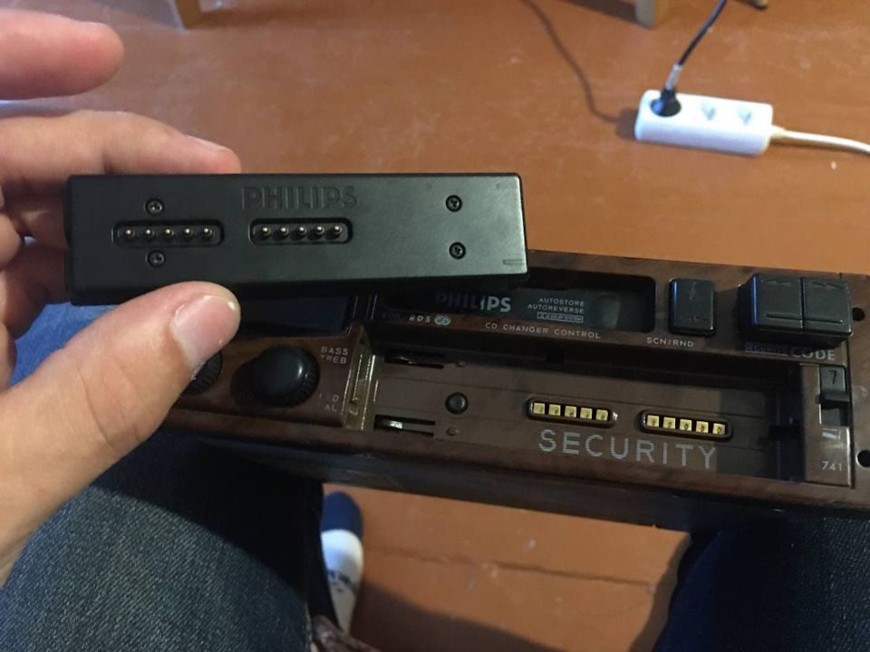 Оригінальна магнітола Philips 2