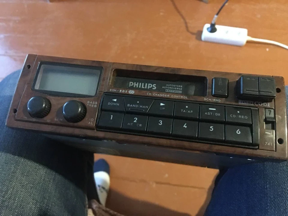Оригінальна магнітола Philips