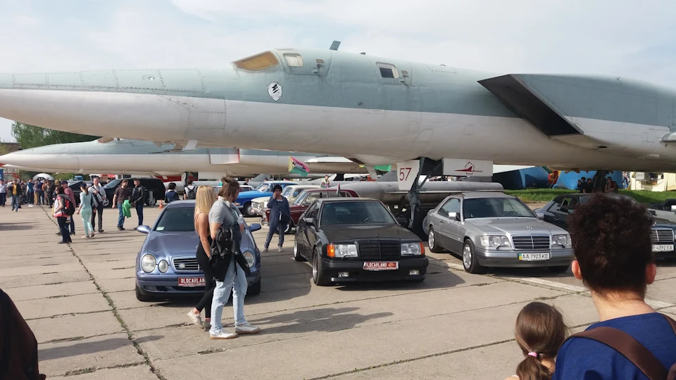 Постояв і я під крилом літака)