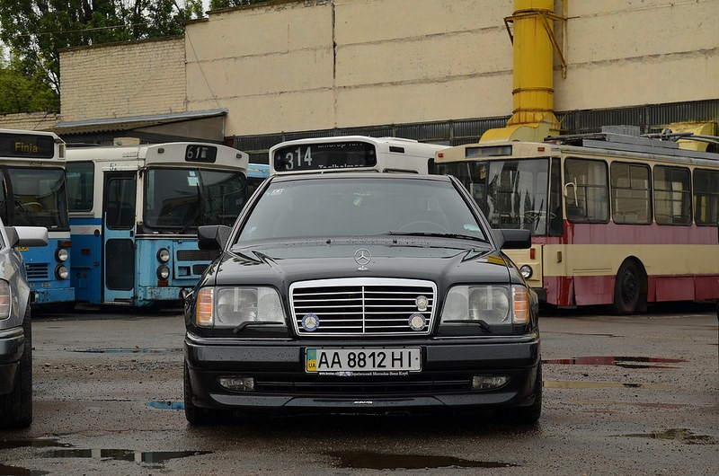 Вічний суперечка-дорейстайл або рестайл Mercedes-Benz 124 Coupe 1