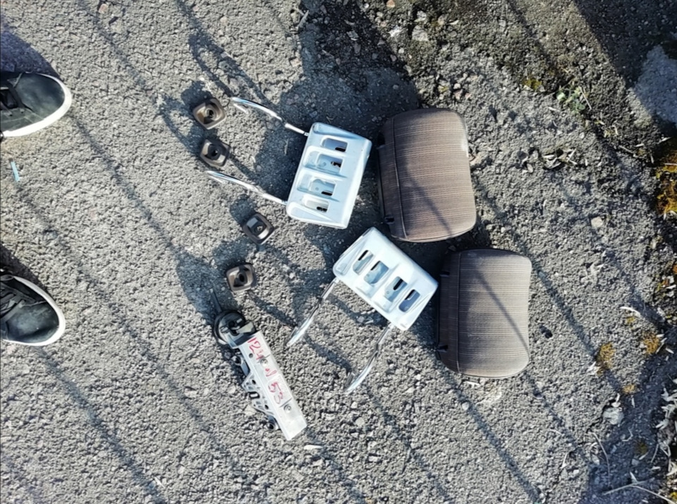 Продам дріб'язок за дешманом, прошу допомоги із заміни молдингу 1