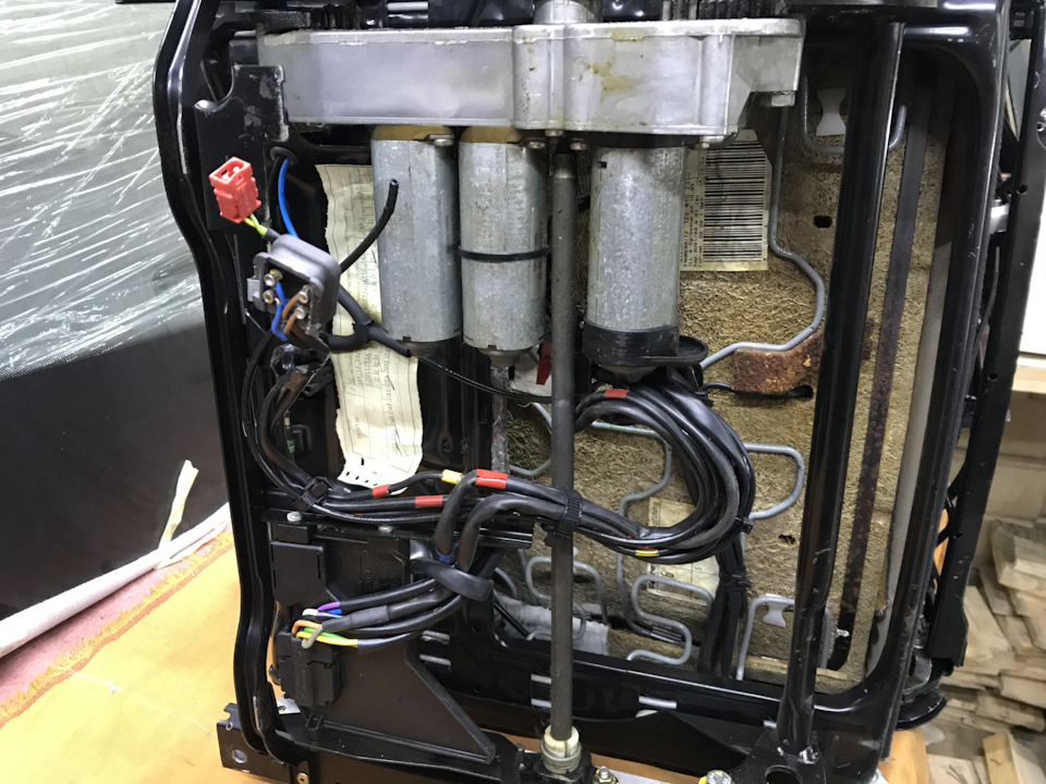 Заміна шкіри спинки крісла водія на нову. 2