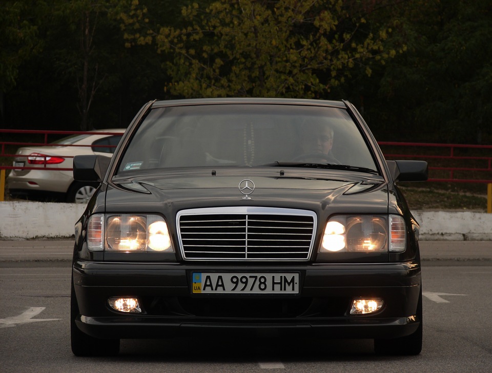 W124 Coupe WALD Designo Graphite Metallic & W124 Coupe AMG Blauschwarz Metall 2