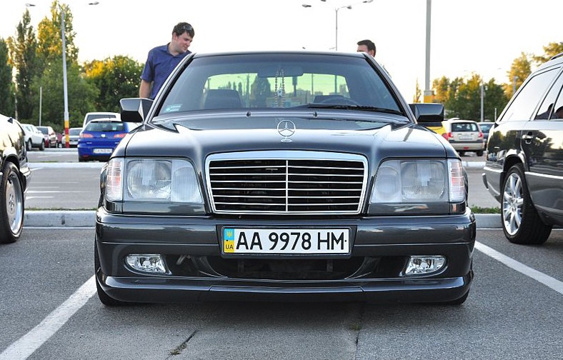 W124 Coupe WALD Designo Graphite Metallic & W124 Coupe AMG Blauschwarz Metall 3
