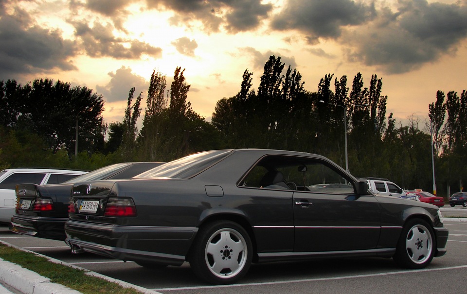 W124 Coupe WALD Designo Graphite Metallic & W124 Coupe AMG Blauschwarz Metall 4