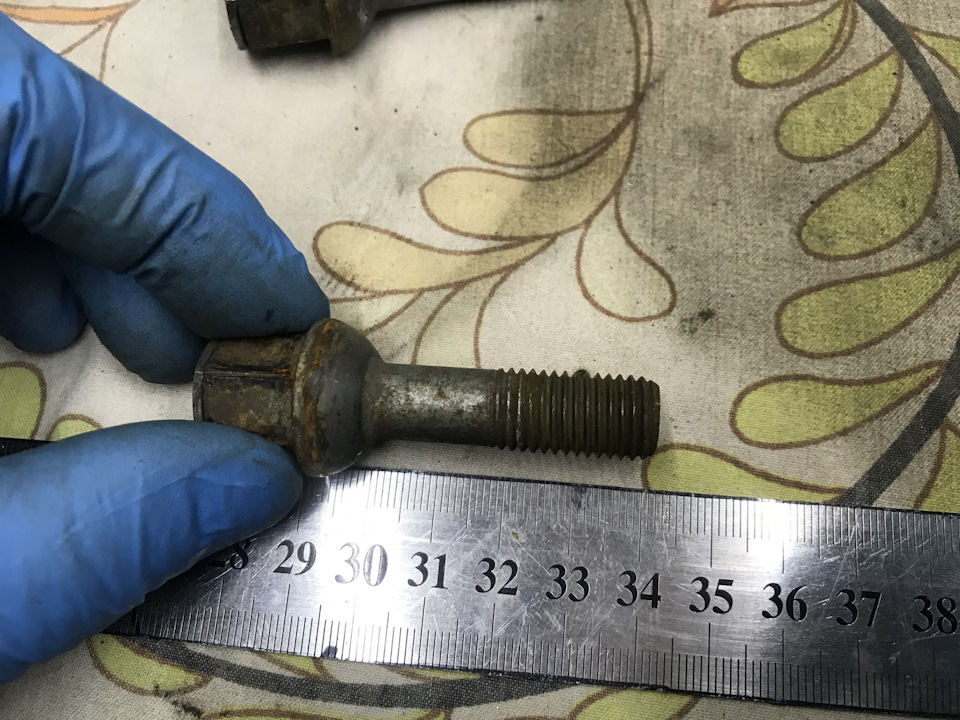 Шукаю оригінальні колісні болти 3