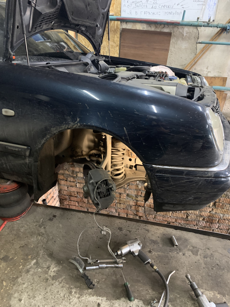 W210 заміна передньої правої чашки та амортизатор 2