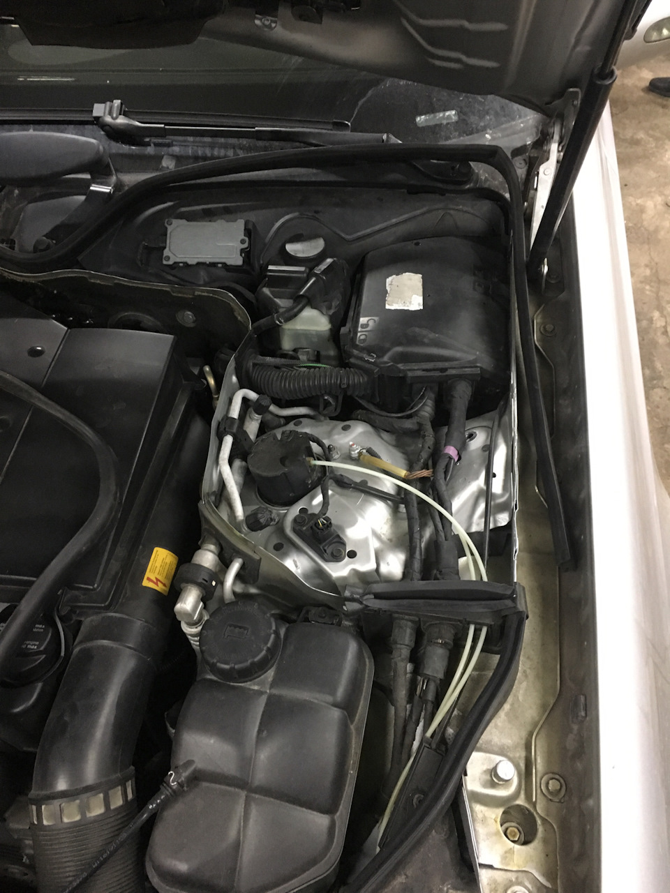 Mercedes W211 Довгоочікувані ніштячки під капот 5