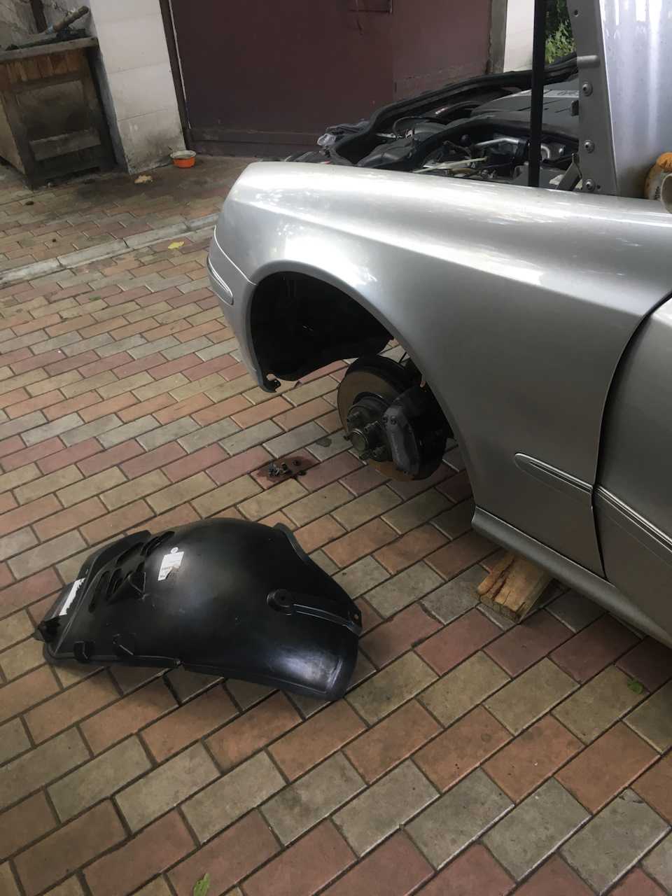 Mercedes w211 передній лівий підкрилок А 211 698 01 30 1
