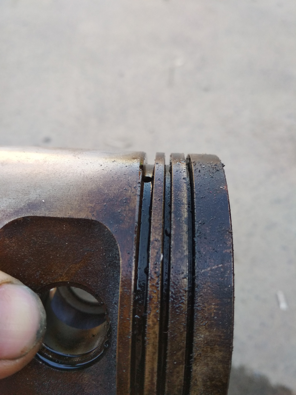 Відмінності поршнів m102 4