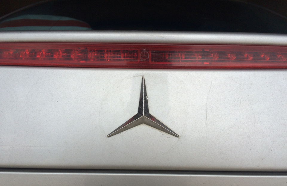 W211. Заміна емблеми задньої. 1
