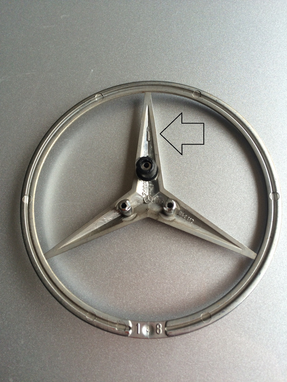 W211. Заміна емблеми задньої. 5