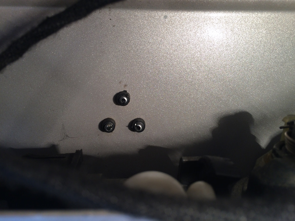 W211. Заміна емблеми задньої. 4