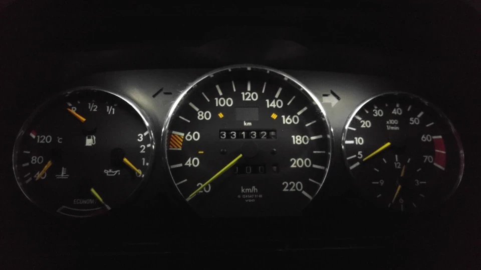 Приладова панель W124