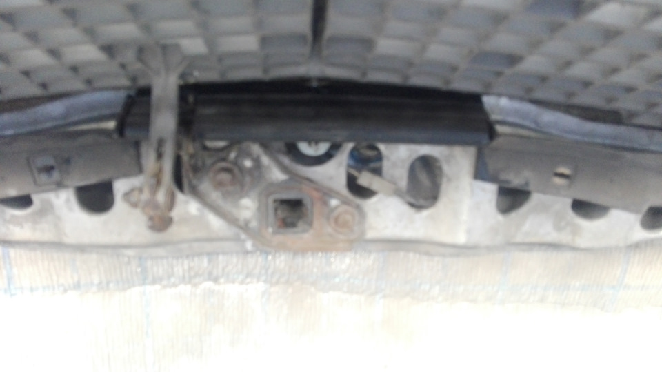 1248890598 Mercedes ущільнення капота 2