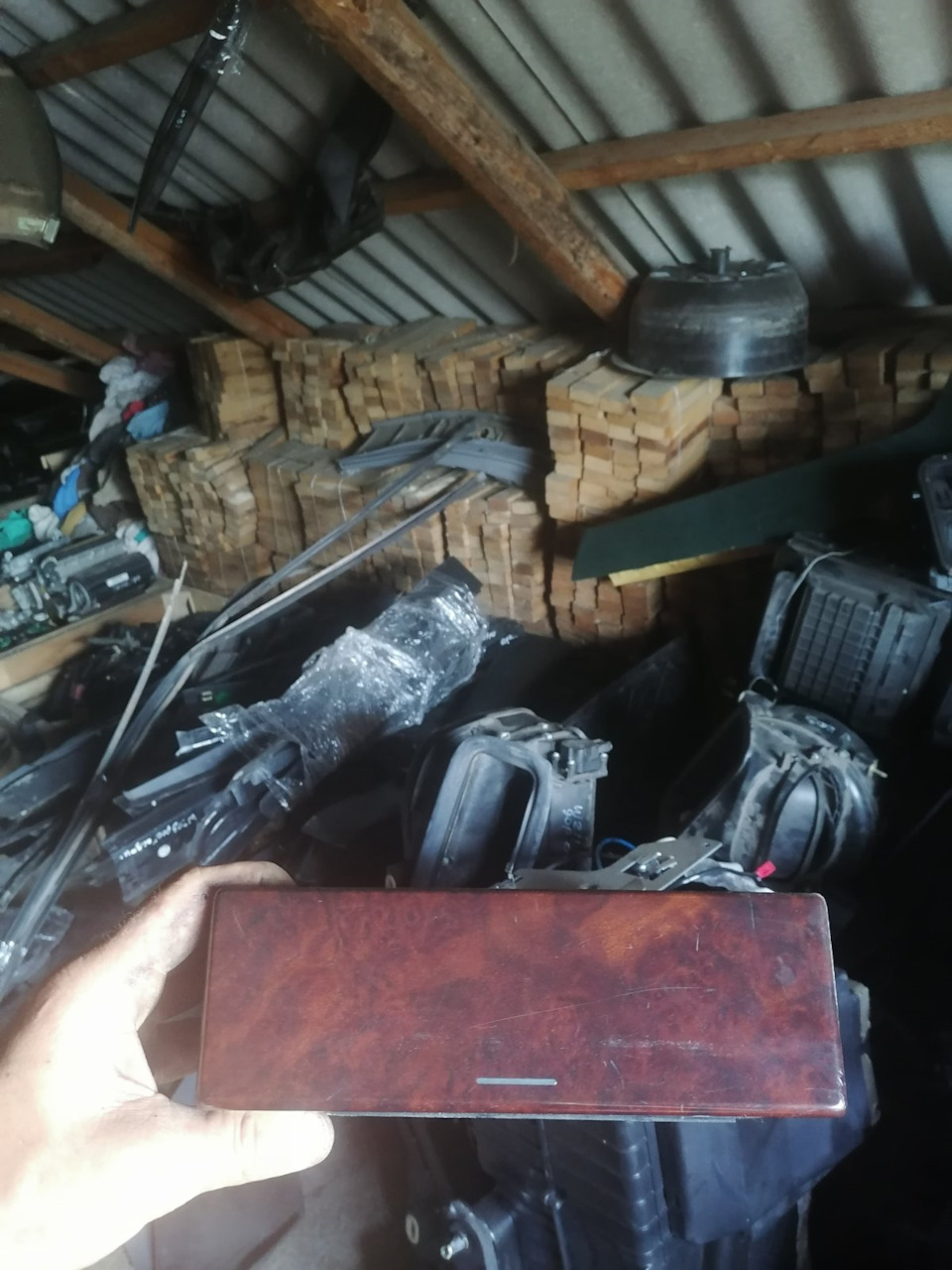 Поличка під магнітолою 2