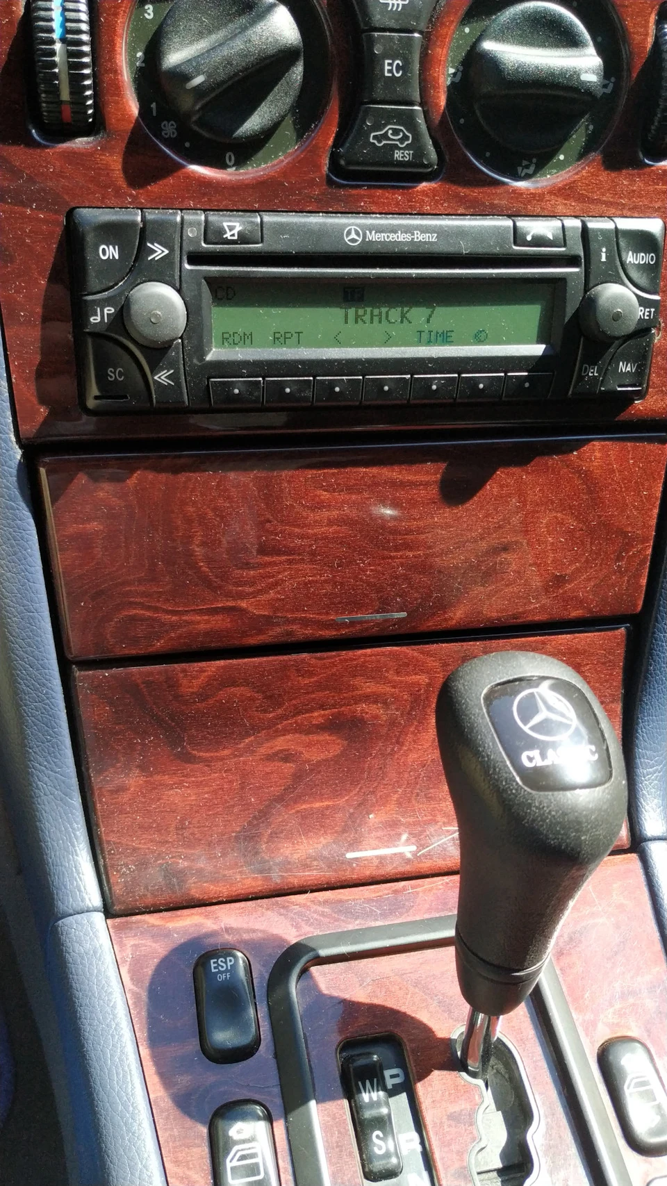 Поличка під магнітолою