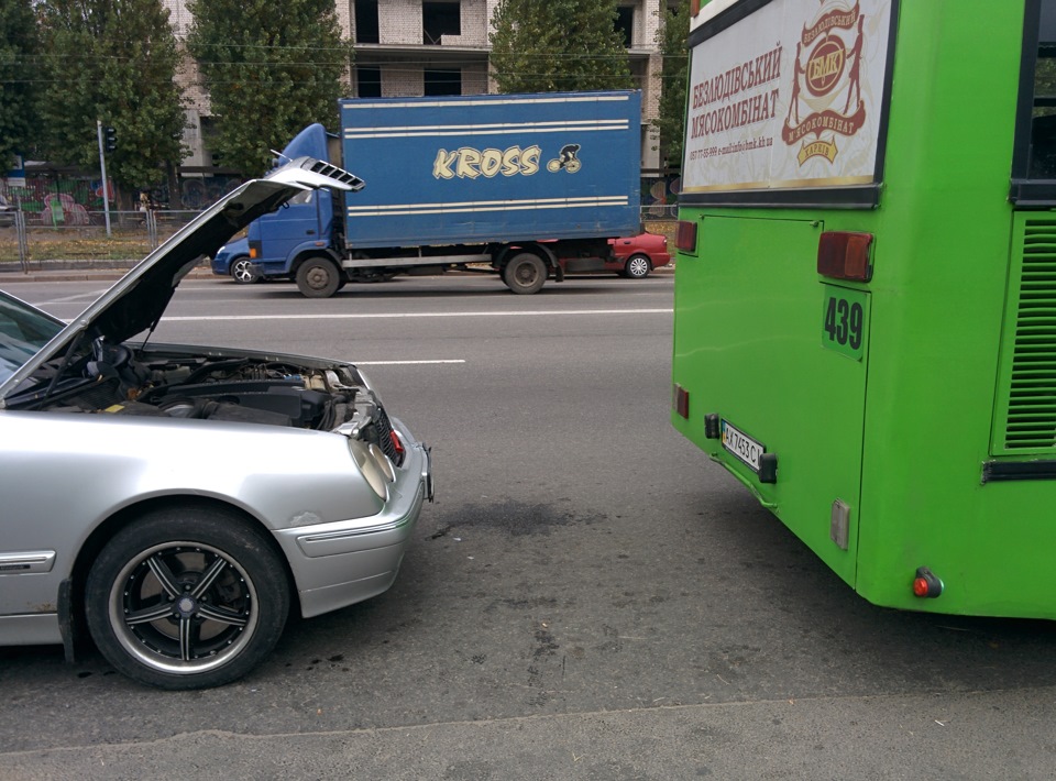 Mercedes-Benz vs Автобус і Mercedes-Benz vs BMW 1