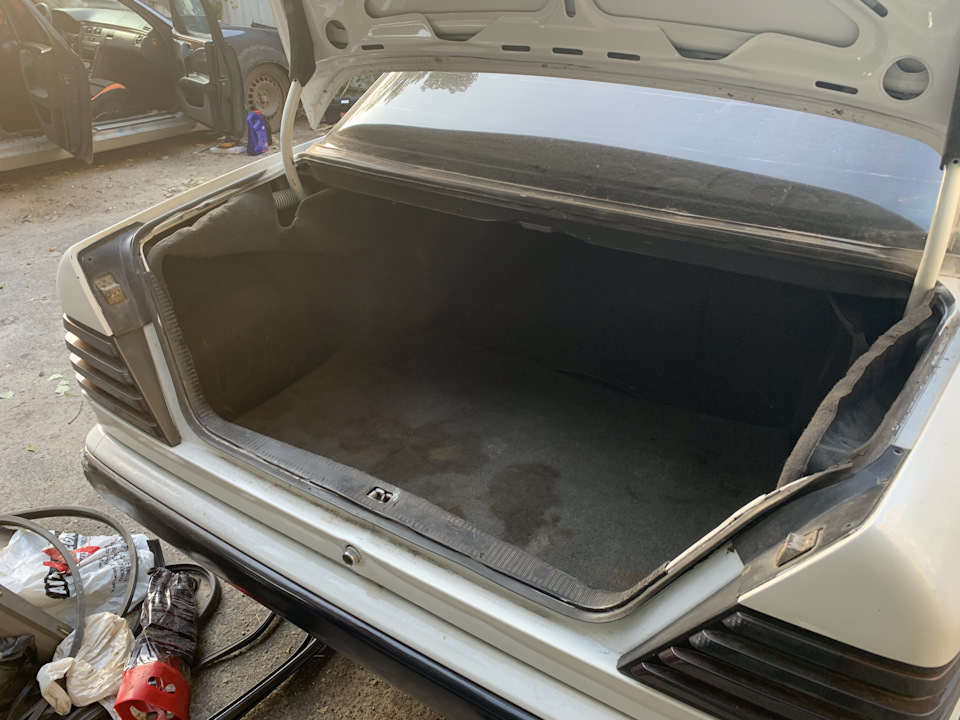 Обшивка багажника з w210 до w124 1