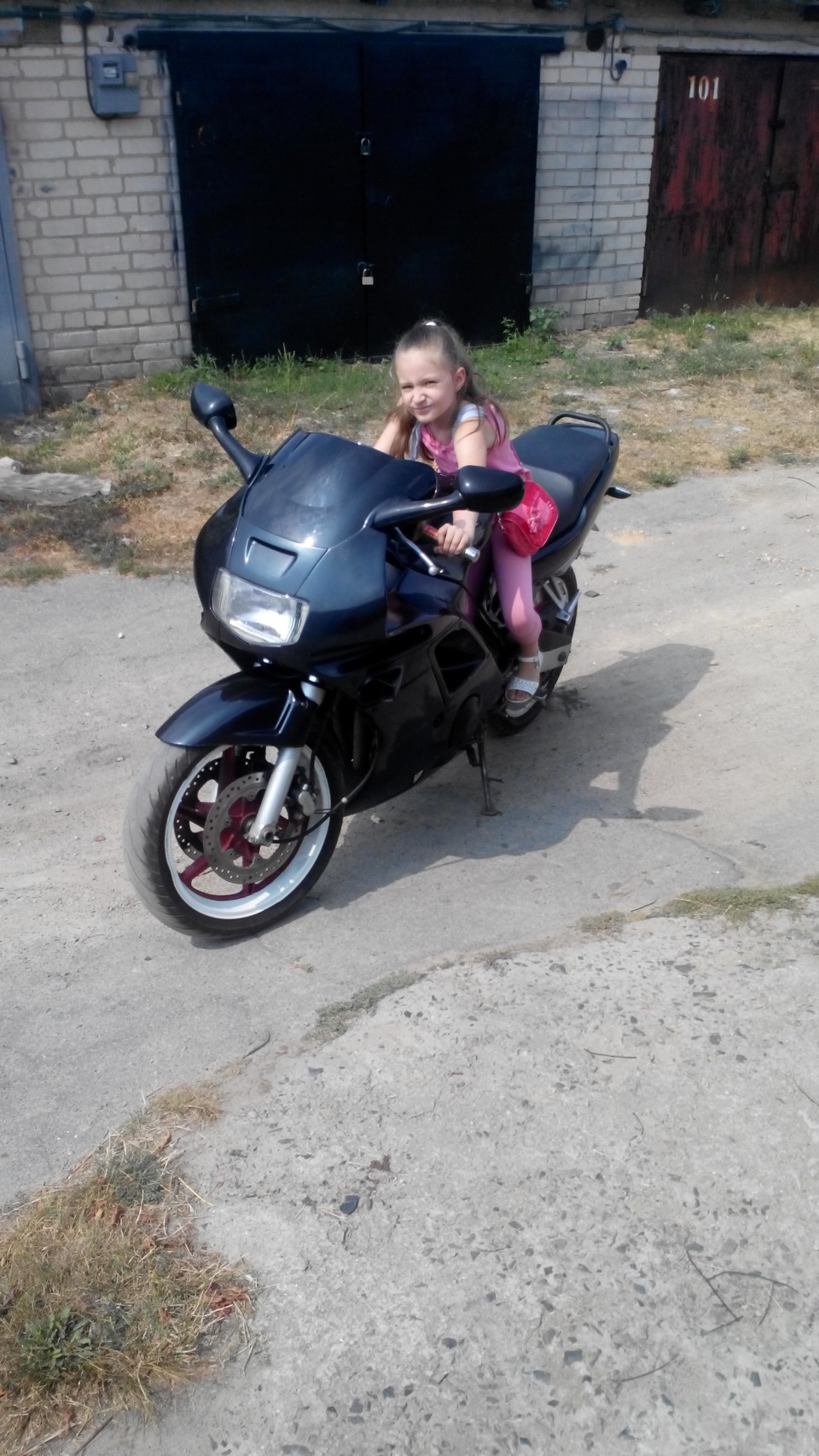 Приучаю дочку к технике… 3