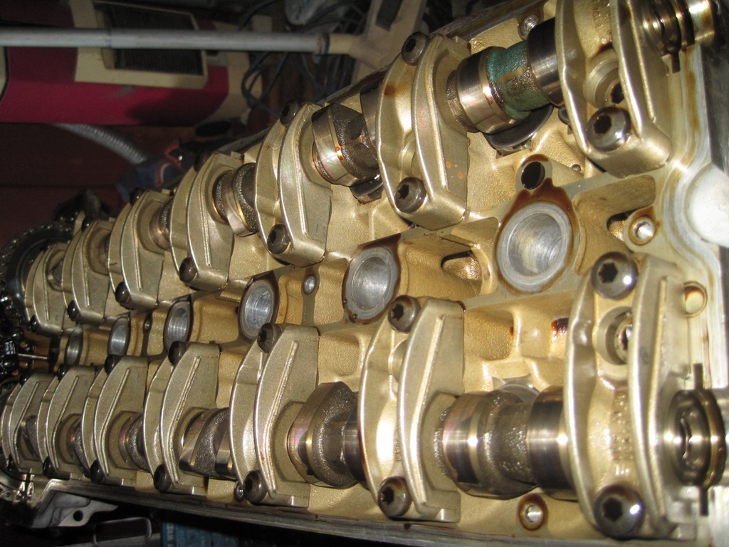 M104. Клапанна кришка. 4