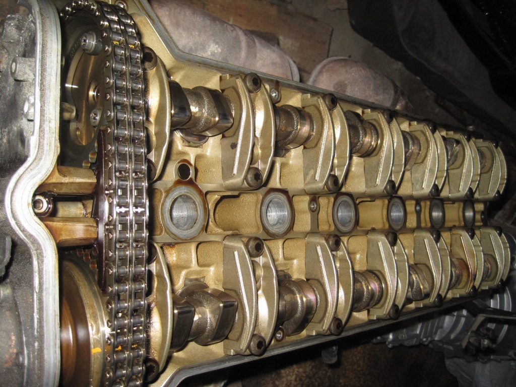 M104. Клапанна кришка. 3
