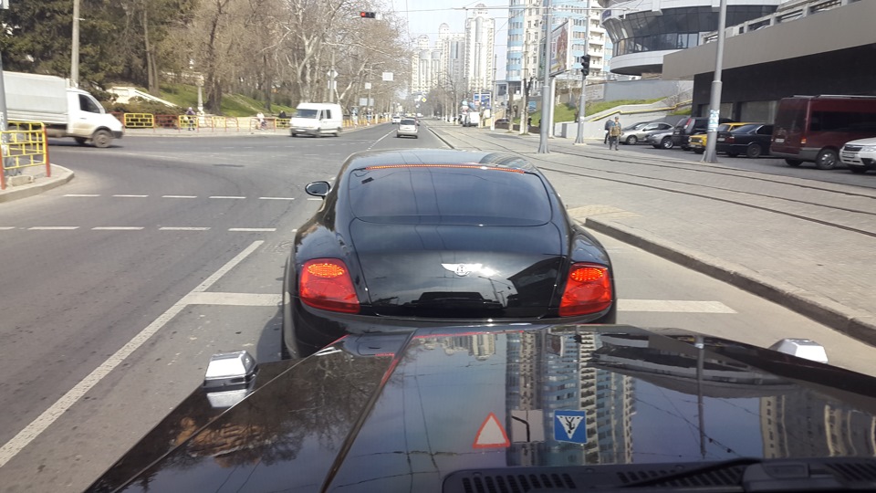 Тест Bentley Continental проти G500 2