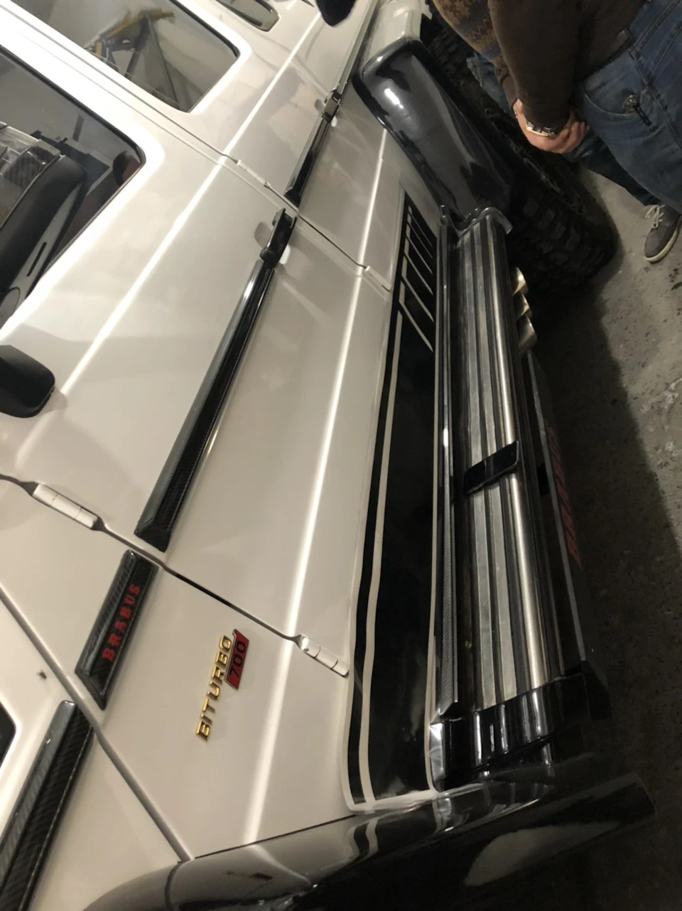 Клеємо нижні молдинги на наш монстр mercedes w463 brabus 6x6 g700